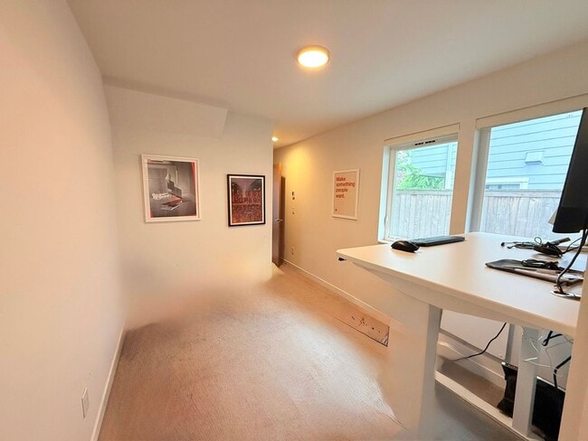 Building Photo - First Hill/Cherry Hill Townhome