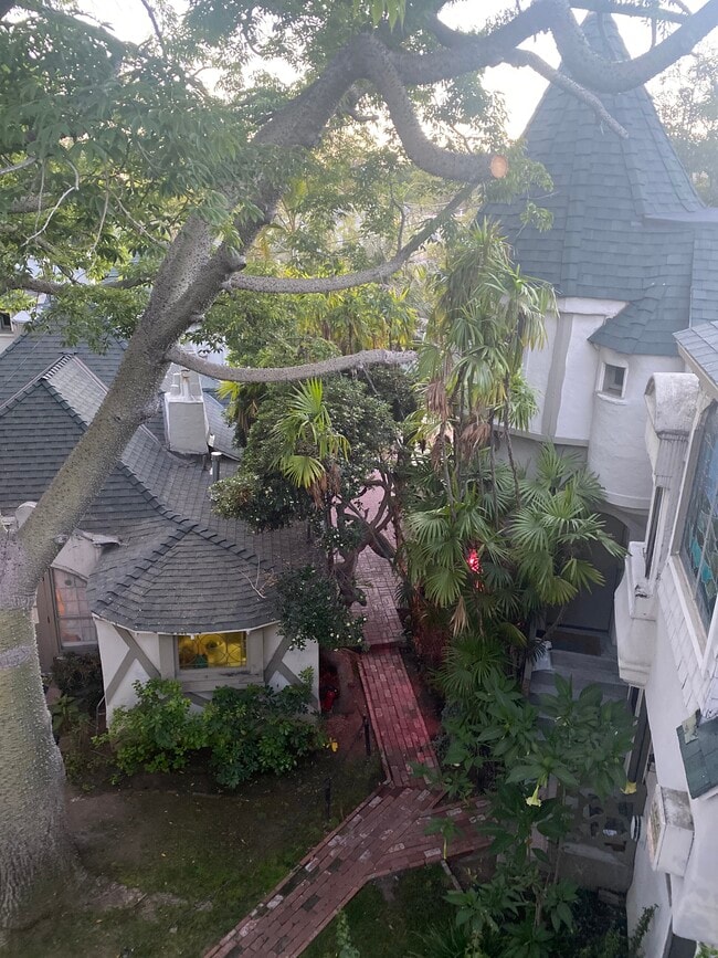 Building Photo - 7219 Hampton Ave