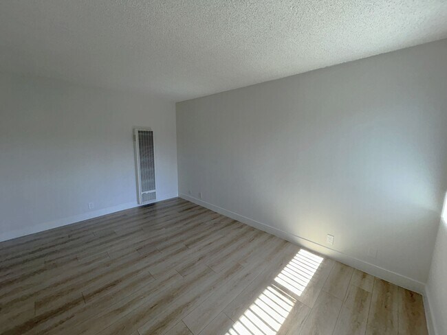 Building Photo - 650 W Gardena Blvd