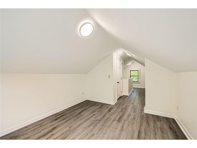 Building Photo - 1083 Western Ave N