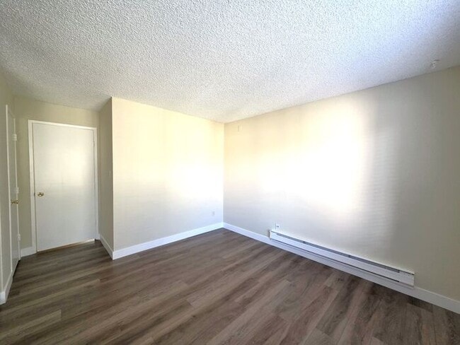 Building Photo - Updated Ground-Floor Two-bedroom One-bathr...