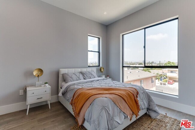 Building Photo - 4830 1/2 Pickford St