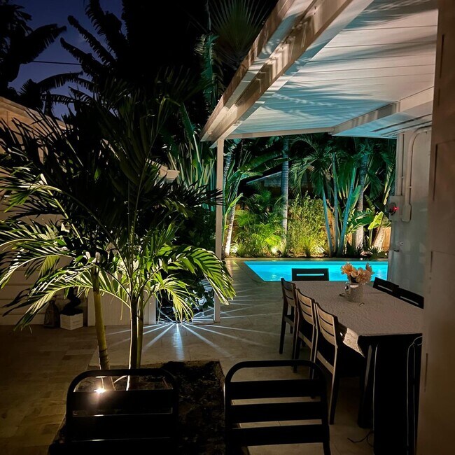Building Photo - Stunning FULLY FURNISHED 3/2.5 entire hous...