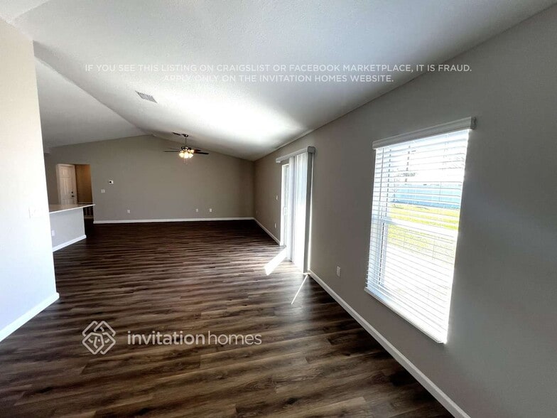 Building Photo - 440 SE Asbury Ln