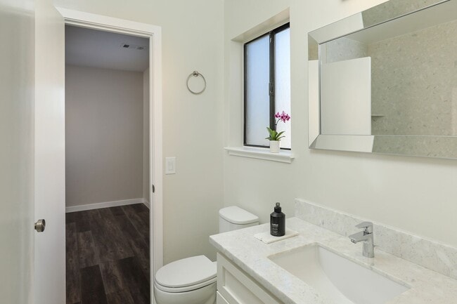 Building Photo - Impeccably remodeled unit-don't miss this ...