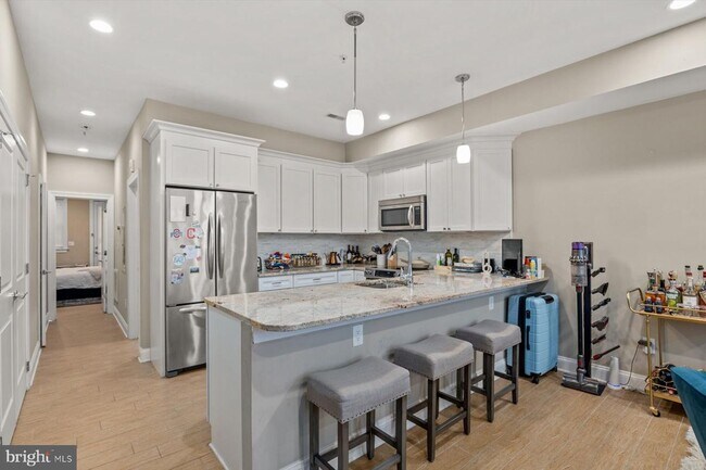 Building Photo - Beautifully Updated 2 BR 2 BA in the heart of Logan Circle