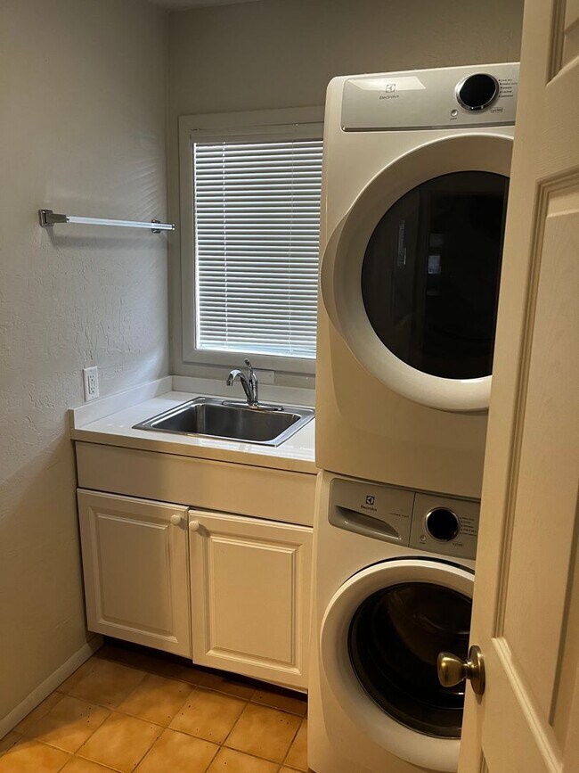 Building Photo - Unfurnished, 1-year long-term rental