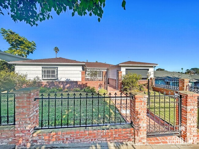 Building Photo - Beautiful 3BD/2BA W/ Private Pool, Garage, and A/C in Ocean Beach!