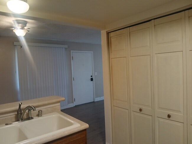 Building Photo - 775 Kingston Dr