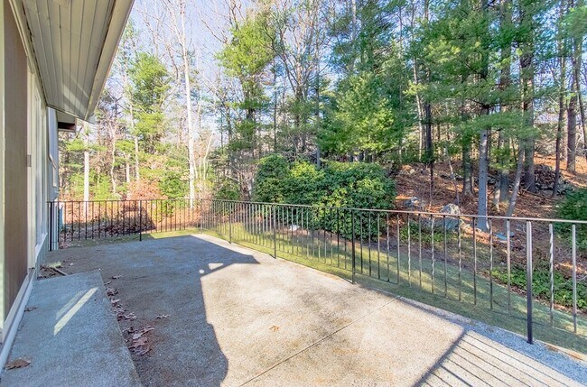 Building Photo - 264 Country Way