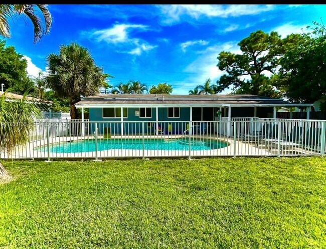 Building Photo - 2233 SE 13th St