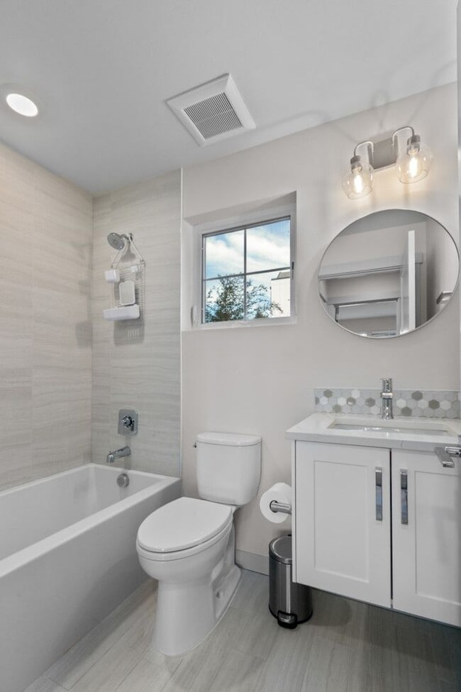 Building Photo - 2Bd/1.75Ba Seattle Condo