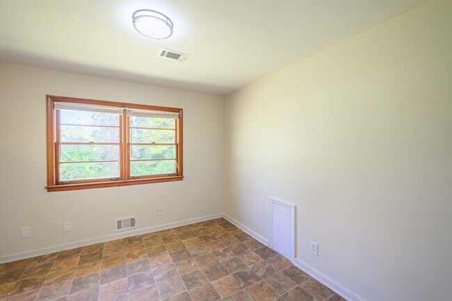 Building Photo - Updated 3BR Home with Fenced Yard on Quiet Street in Lake City