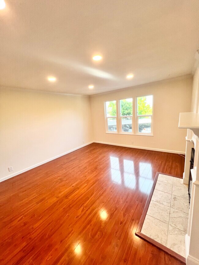 Building Photo - 250 Chilpancingo Pkwy