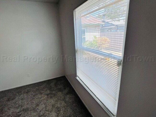 Building Photo - Charming 2 bedroom 1-bathroom Duplex unit ...