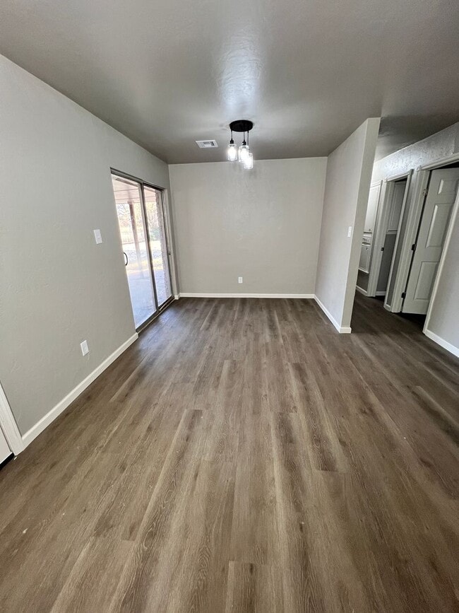 Building Photo - 134 NE Fullerton St