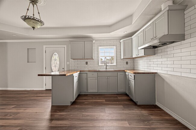 Building Photo - 12906 Gladden Dr