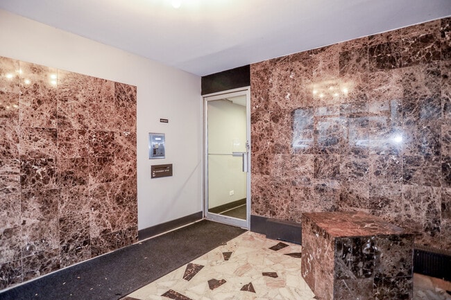 Building Photo - 541 W Briar Pl