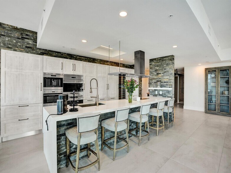 Building Photo - 17301 Biscayne Blvd