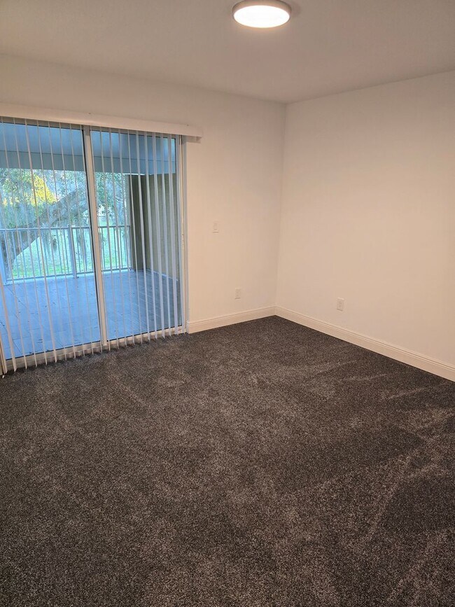 Building Photo - Gorgeous Brand-New 3/2 Townhome in Lakesid...