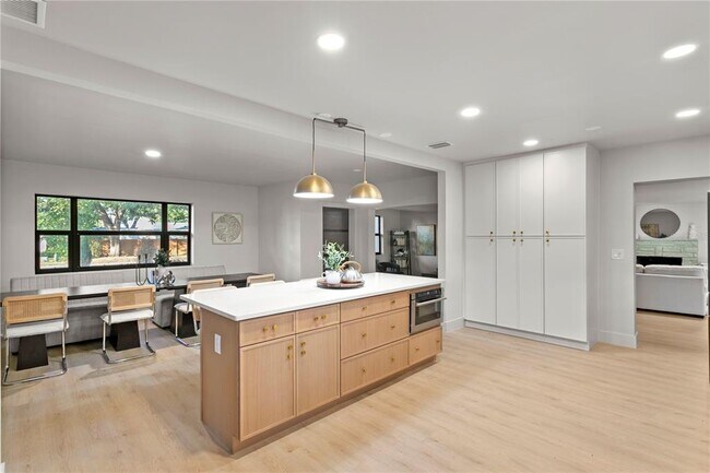 Building Photo - 4504 W Lamb Ave