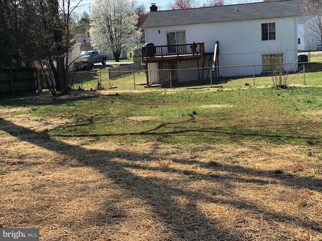 Building Photo - 104 Lark Ln