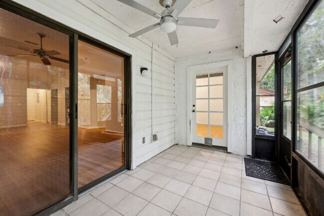 Building Photo - Charming Townhouse Retreat for Rent!