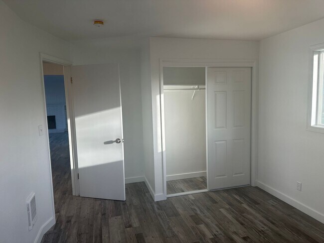 Building Photo - Updated 3 bedroom 1 bath home with large yard!