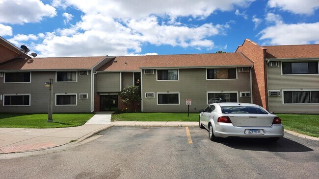 Building Photo - Spacious & Updated 2-Bed, 2-Bath Condo in Desirable Palatine Location