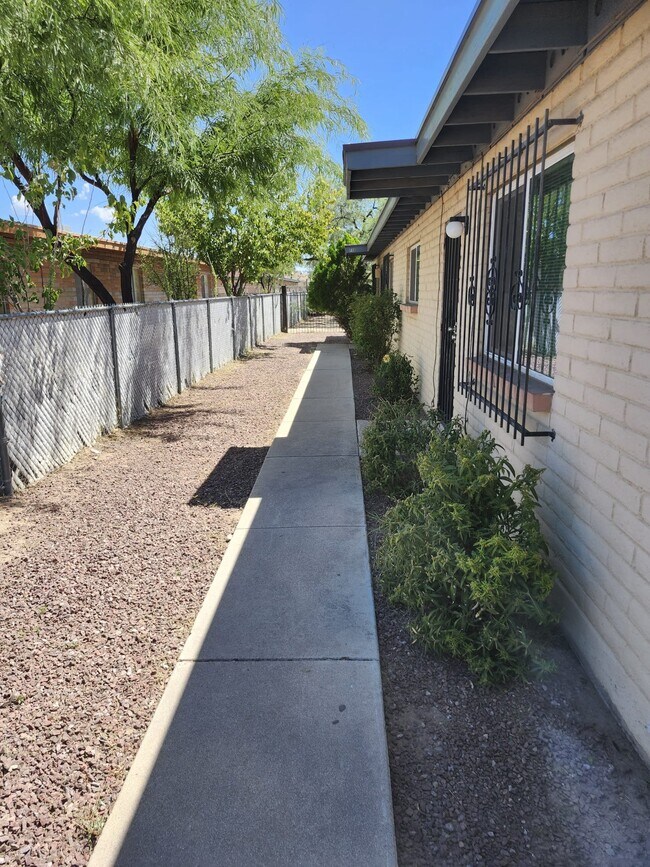 Building Photo - 1408-1410 N Hualpai Rd