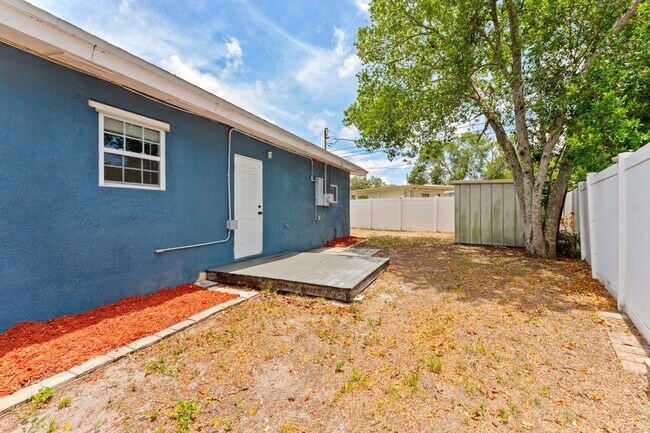 Building Photo - Stunning 3 BR/2 BA home in Heart of St. Pete!