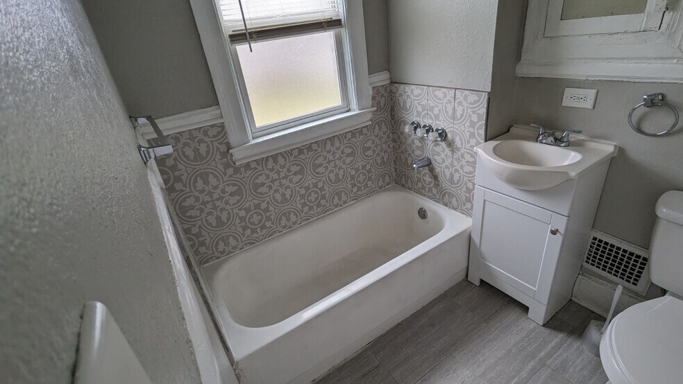 Building Photo - 534 Holbrook St