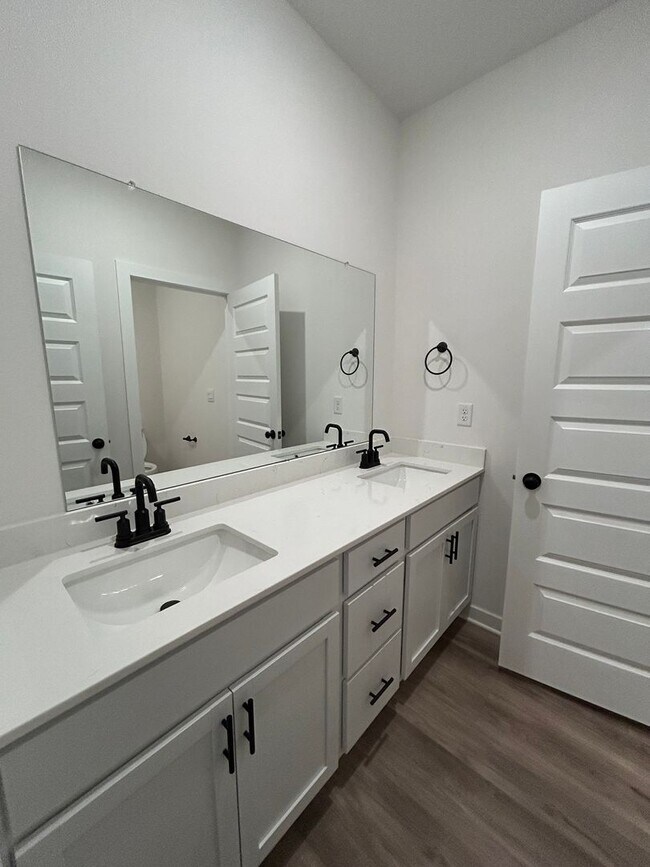 Building Photo - Modern Luxury Living in the Heart of Siloa...