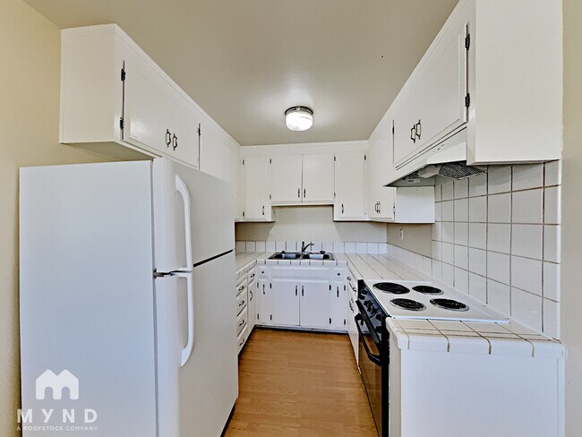 Building Photo - 870 Burbank Dr