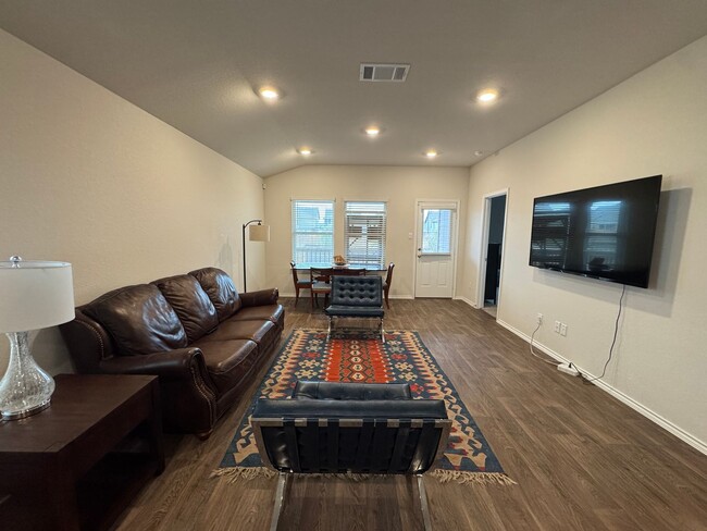 Building Photo - $300 OFF 1ST MONTH RENT IF YOU MOVE IN WIT...