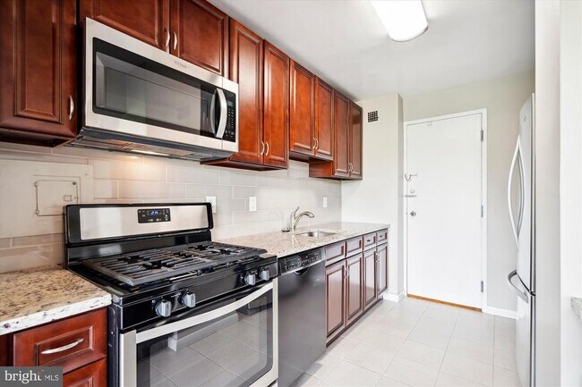 Building Photo - 10401 Grosvenor Pl