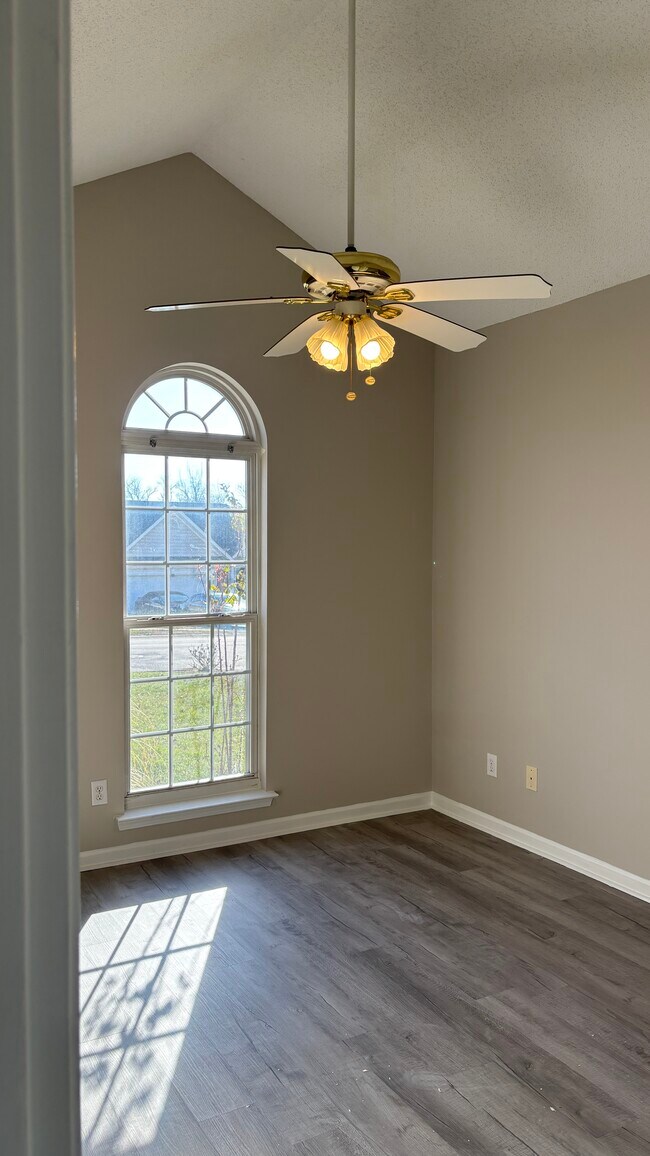 Building Photo - 12045 Evergreen Hollow Dr