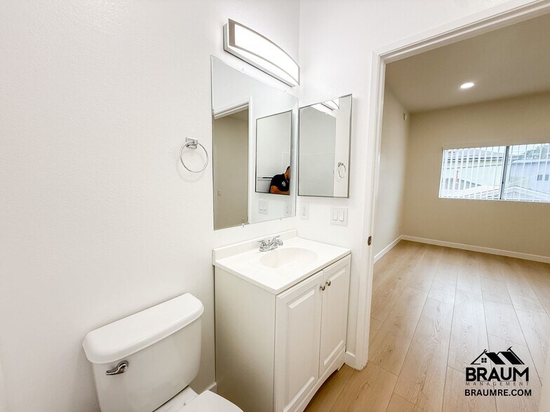 Building Photo - 11459 Collins St