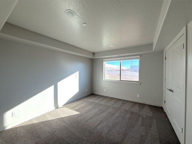 Building Photo - 2 bed, 1 bath Condo
