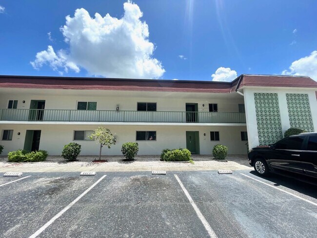 Primary Photo - Centrally Located 2Bed/2Bath Condo for Rent in Sarasota