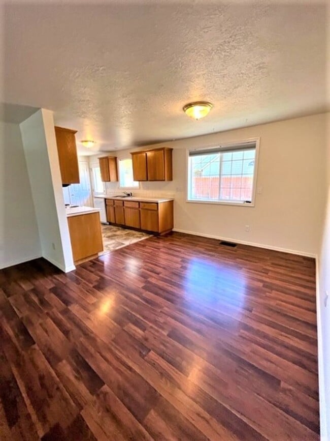Building Photo - 2Bd/1.5Bath Single story duplex McMinnville