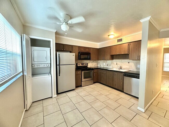 Building Photo - 1st Floor Apartment with Pool, Tennis Court & More in North Fort Myers