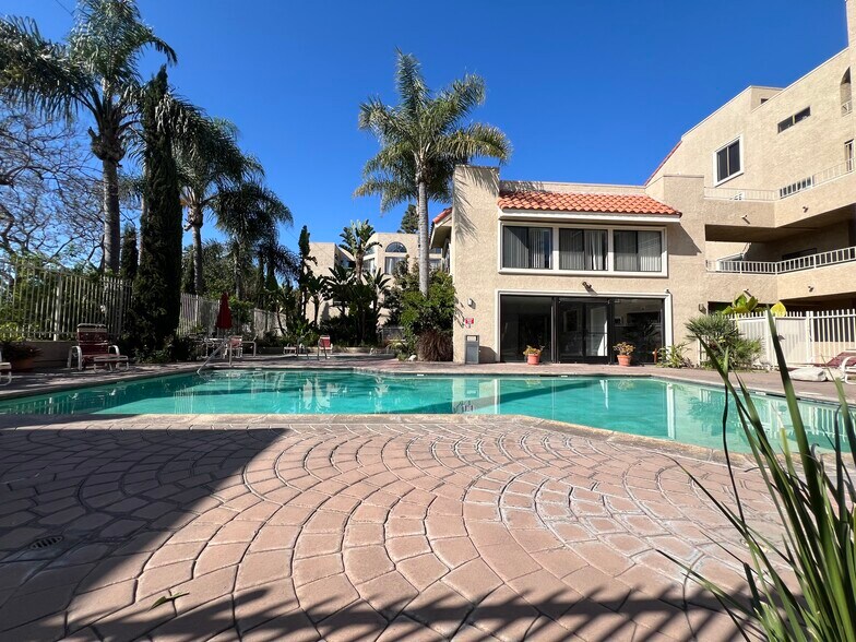 Building Photo - 550 Orange Ave