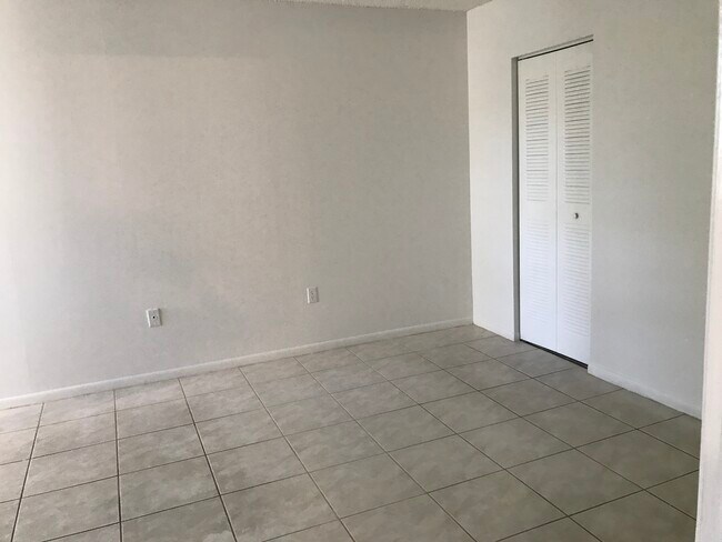 Building Photo - 6904 N Kendall Dr