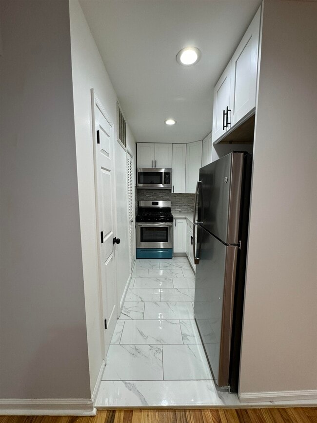 Building Photo - 384 Palisade Ave