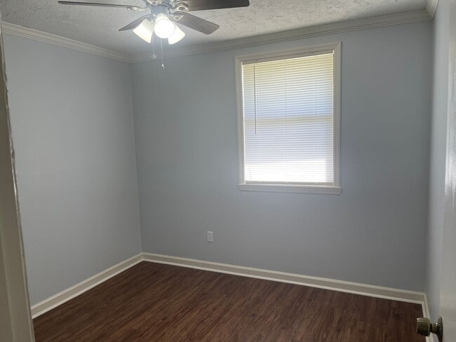 Building Photo - 2/1 Townhome close to shopping