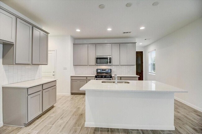 Building Photo - 117 Lacey Oak Lp