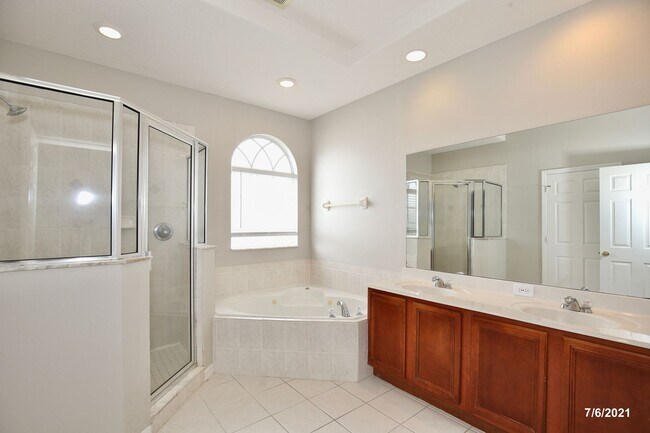 Building Photo - Gorgeous 4/2.5 Home with a 2 Car Garage Lo...