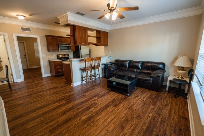 Building Photo - Super cute 3 Bedroom/3Bathroom Townhome in...
