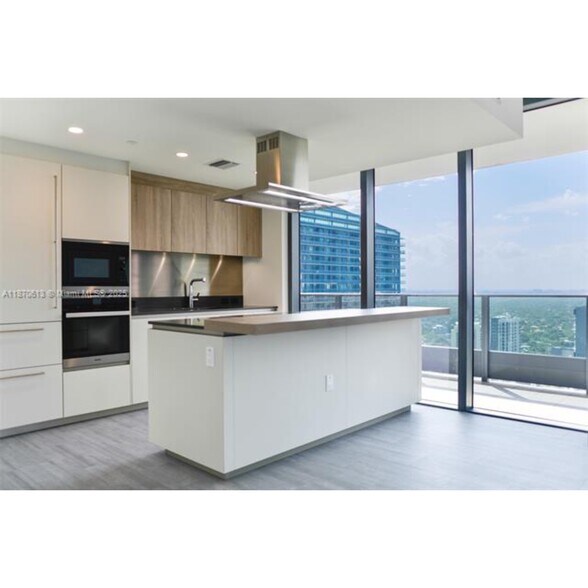 Building Photo - 1000 Brickell Plz